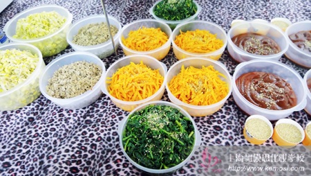     2011年7月末上海柯模思化妆学校韩国饮食文化体验周时间又到了，本次体验周的饮食项目是韩国经典美食——韩国拌饭。